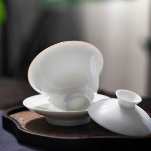Gyeongdeokjin&#039;s Golden Byeon White Porcelain Completion