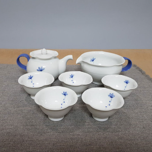 Special white porcelain blue chrysanthemum tea set for 5 people